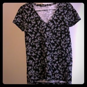 Black& white leaf pattern v-neck tee